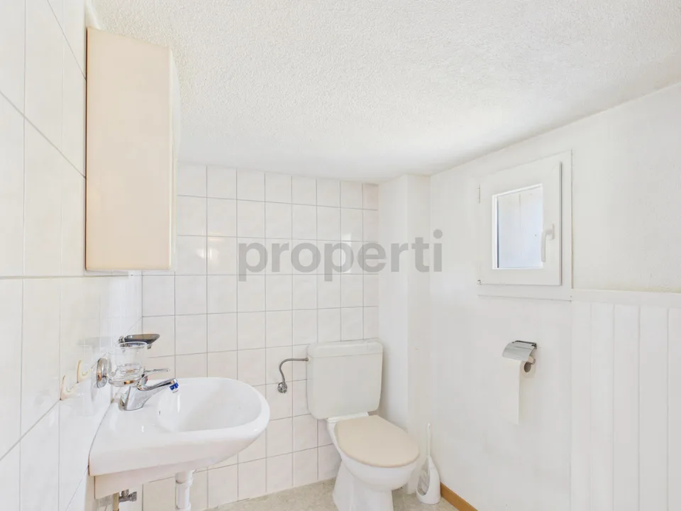 Mehrfamilienhaus mit zwei separate Wohnungen (4.5 & 3.5 Zimmer) an ...