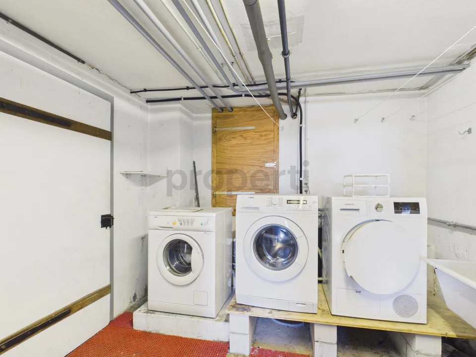 Mehrfamilienhaus mit zwei separate Wohnungen (4.5 & 3.5 Zimmer) an ...