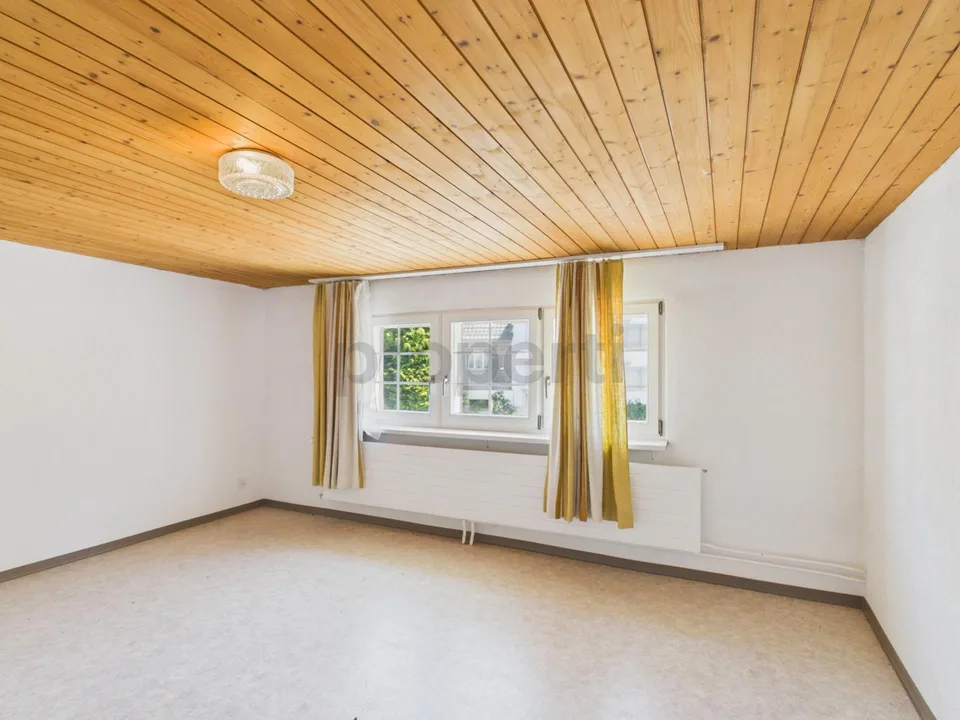 Mehrfamilienhaus mit zwei separate Wohnungen (4.5 & 3.5 Zimmer) an ...