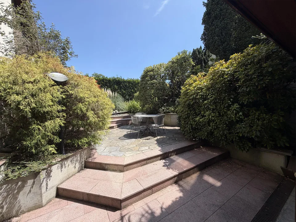 Ampia casa unifamiliare di 6,5 stanze con piscina e garage, Binningen