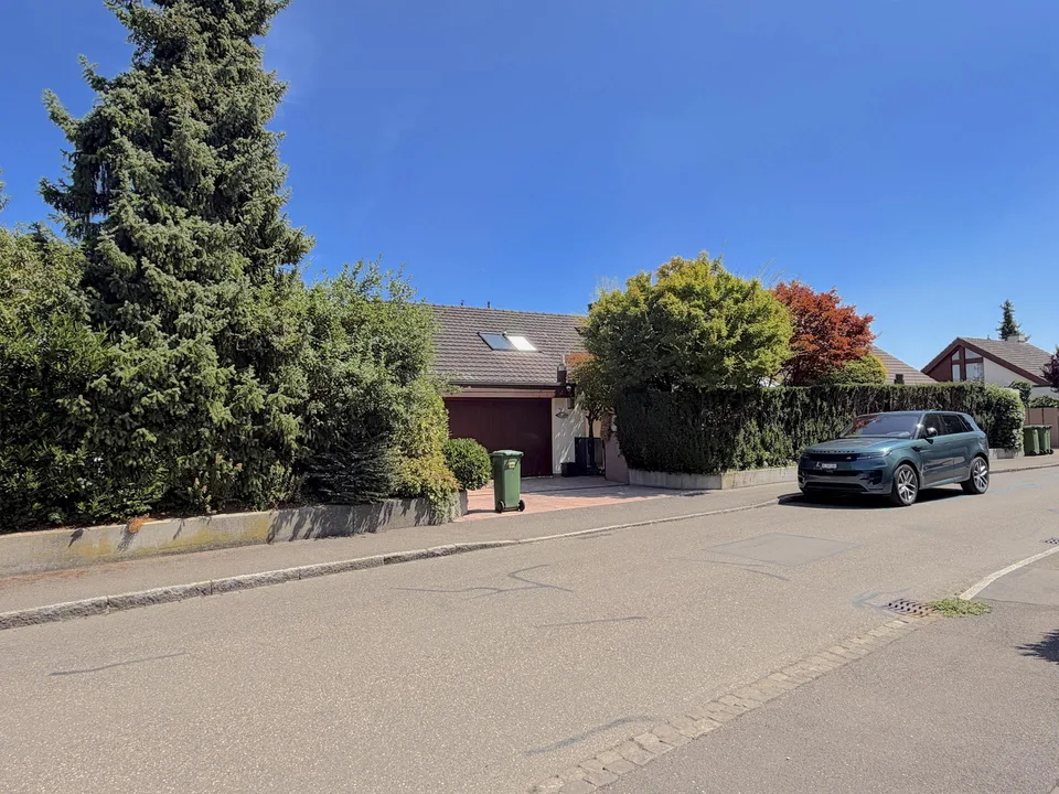 Ampia casa unifamiliare di 6,5 stanze con piscina e garage, Binningen