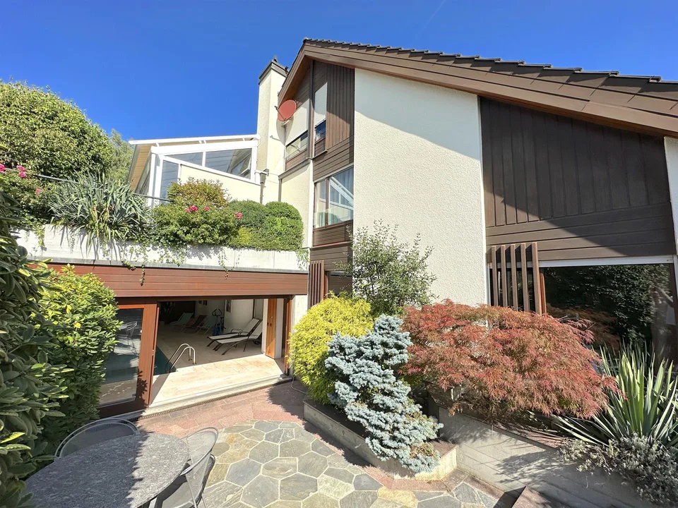 Grosszügige 6,5 Zimmer - Villa mit Wintergarten u. Indoorpool