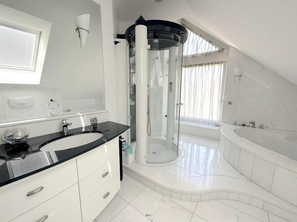 Ampia casa unifamiliare di 6,5 stanze con piscina e garage, Binningen