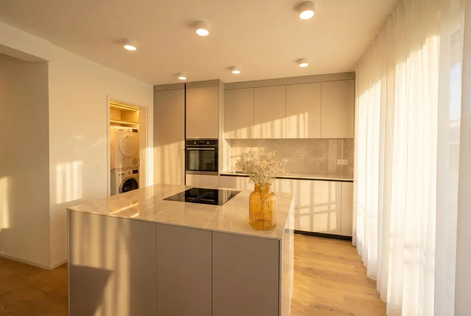 Top Moderne und Renovierte Wohnung mit Wintergarten-Balkon