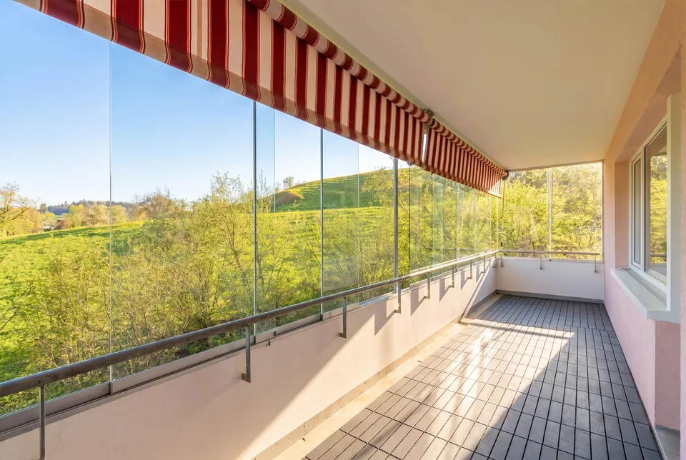 Top Moderne und Renovierte Wohnung mit Wintergarten-Balkon