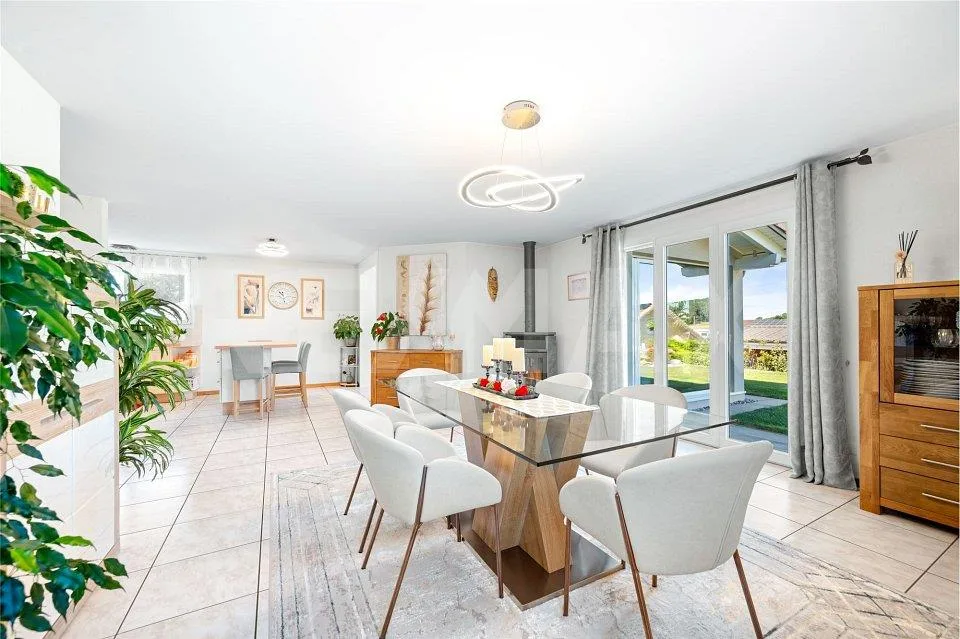 Coup de cur à Chénens : villa lumineuse, jardin d'hiver chauffé et terrasse plein sud !
