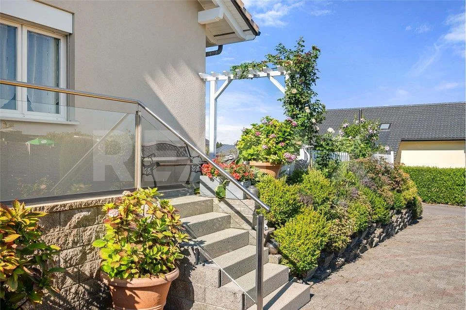 Coup de cur à Chénens : villa lumineuse, jardin d'hiver chauffé et terrasse plein sud !