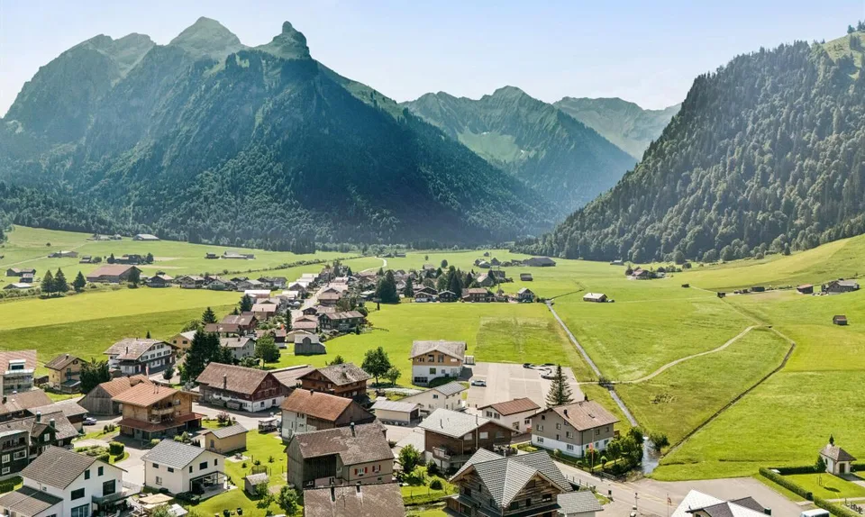 Einfamilienhaus mit über 260 m² Nutzfläche und grosser Garage
