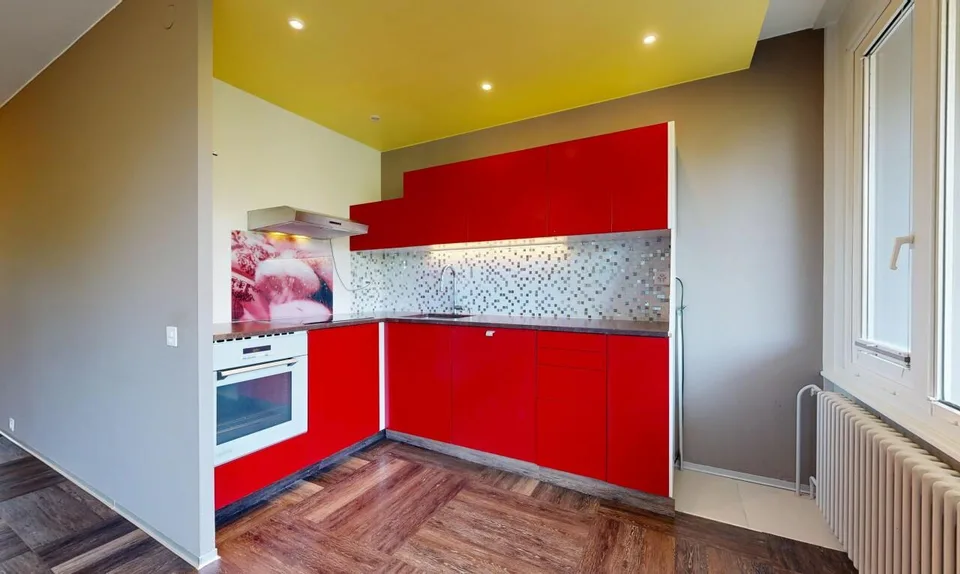 A bright 5-room attic in a quiet environment