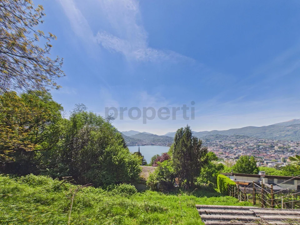 Ampio terreno edificabile vista lago in zona tranquilla, Viganello
