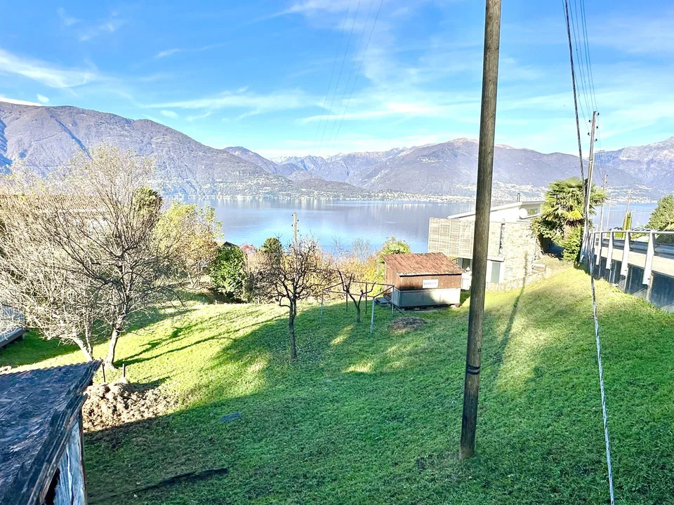 La tua casa dei sogni: terreno collinare con splendida vista sul lago