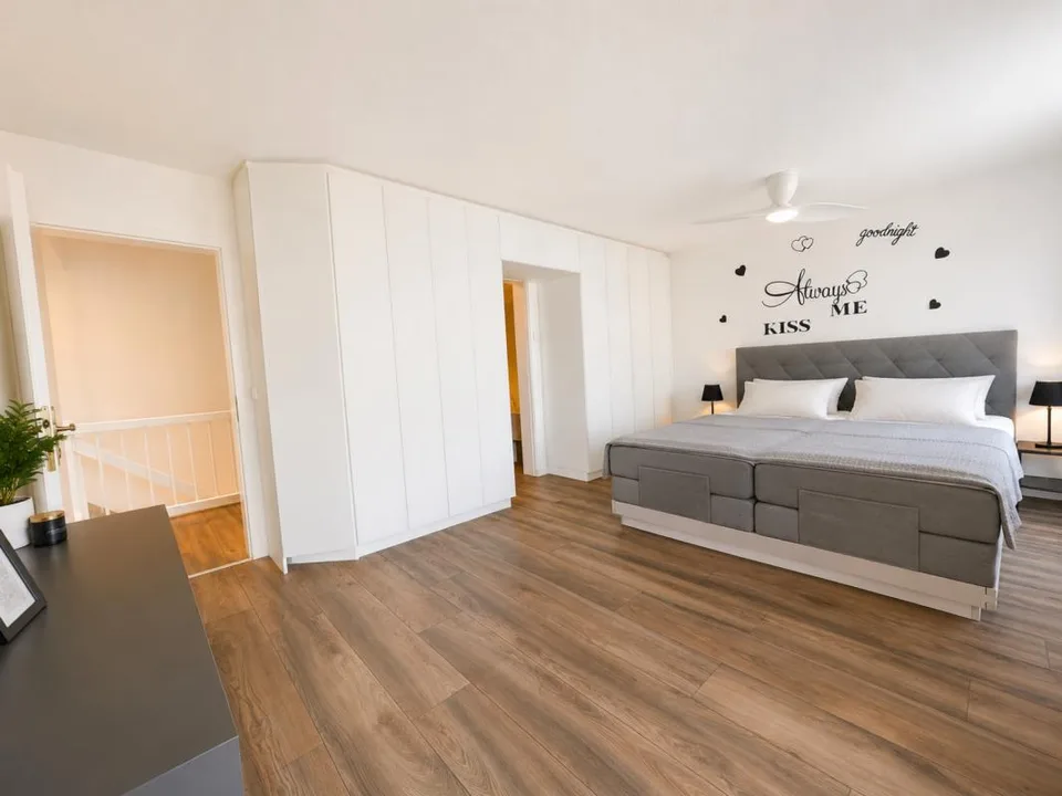 Exklusives Wohnerlebnis: Urbane Maisonette mit privater Wellness-Oa...