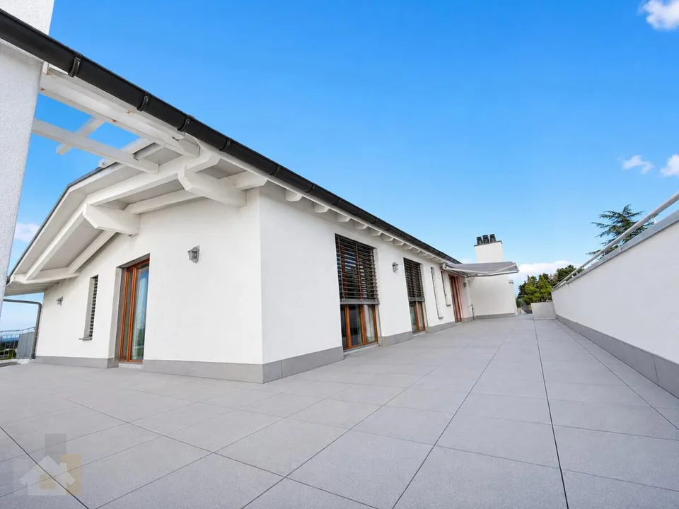 Attikawohnung mit 230 m2 Terrasse, Privatlift und Seesicht