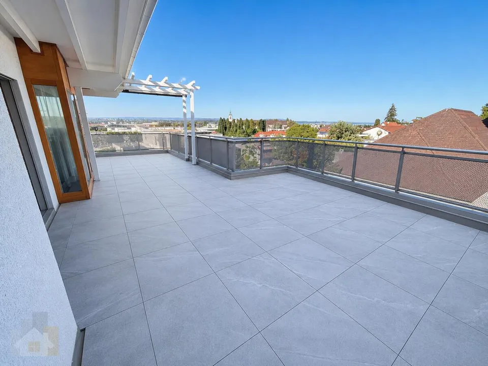 Attikawohnung mit 230 m2 Terrasse, Privatlift und Seesicht