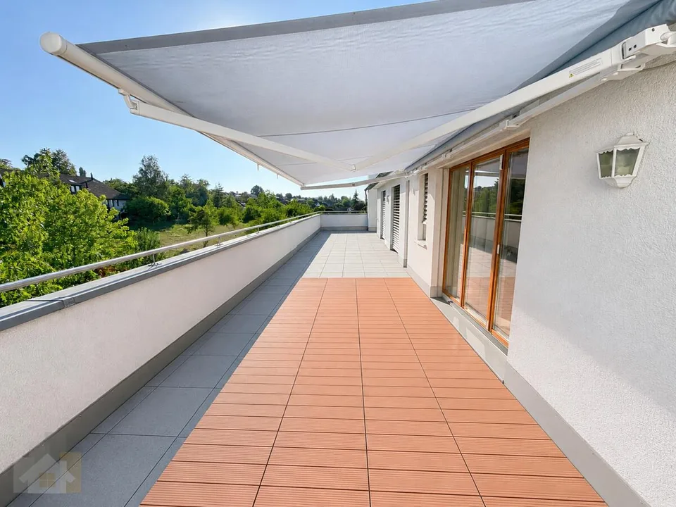 Attikawohnung mit 230 m2 Terrasse, Privatlift und Seesicht