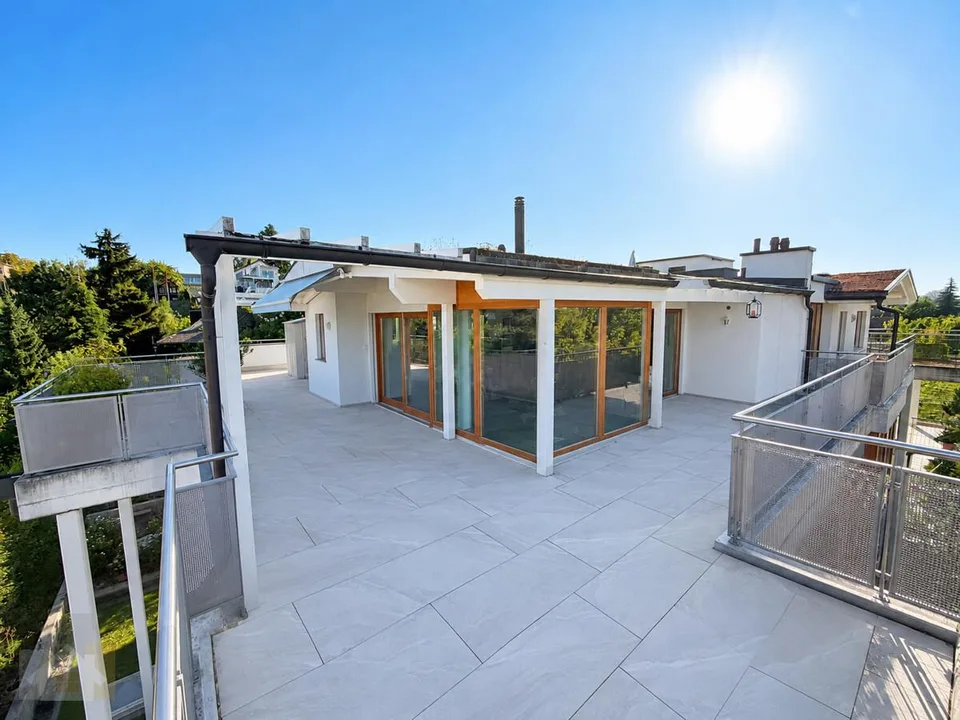 Attikawohnung mit 230 m2 Terrasse, Privatlift und Seesicht