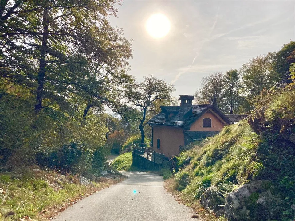 Brione s/Minusio, Val Resa - 2 Rustici con terreno, rinnovati