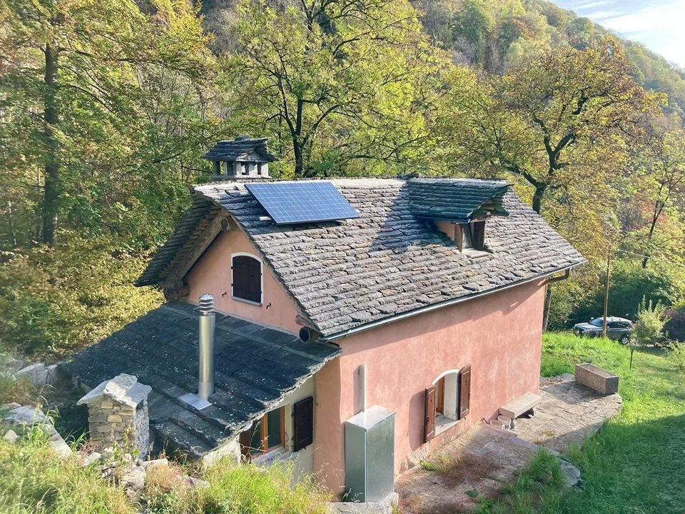 Brione s/Minusio, Val Resa - 2 Rustici con terreno, rinnovati