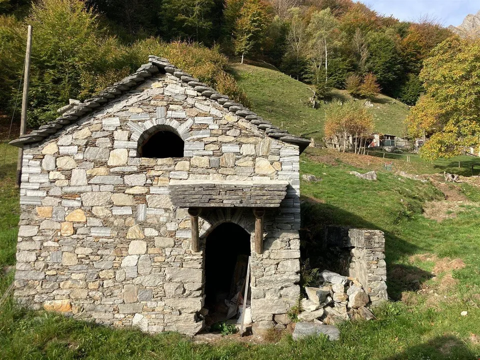 Brione s/Minusio, Val Resa - 2 Rustici con terreno, rinnovati