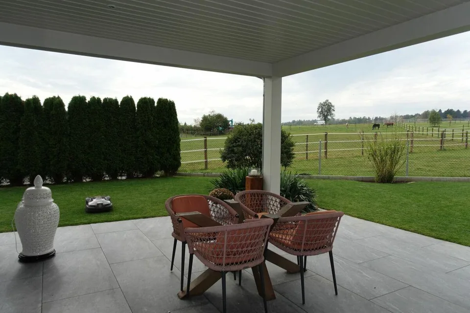 Reserviert! Reitsportimmobilie mit Haus und Reithalle