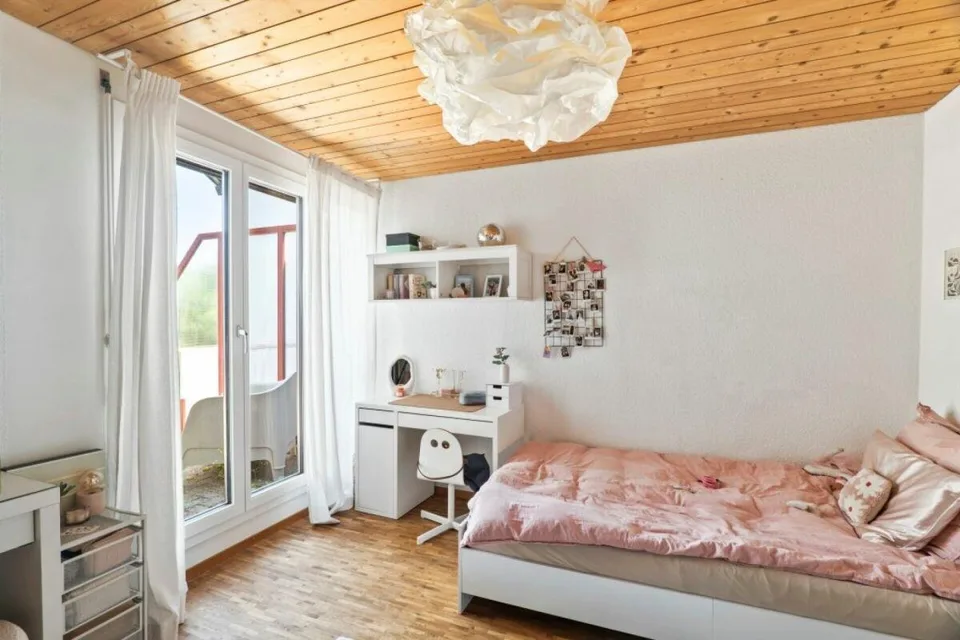 Doppeleinfamilienhaus mit grosser Rasenfläche