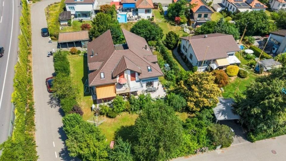 Doppeleinfamilienhaus mit grosser Rasenfläche