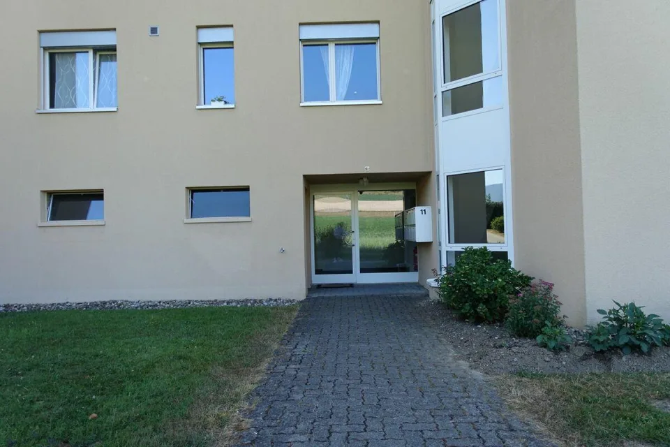 Renovierte 3.5 Zi-Eigentumswohnung mit Balkon und Einstellhallenplatz