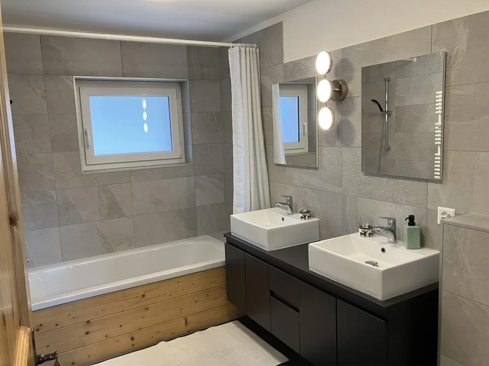 Magnifique Chalet de 15,5 pièces, 3 appartements à Crans-Montana
