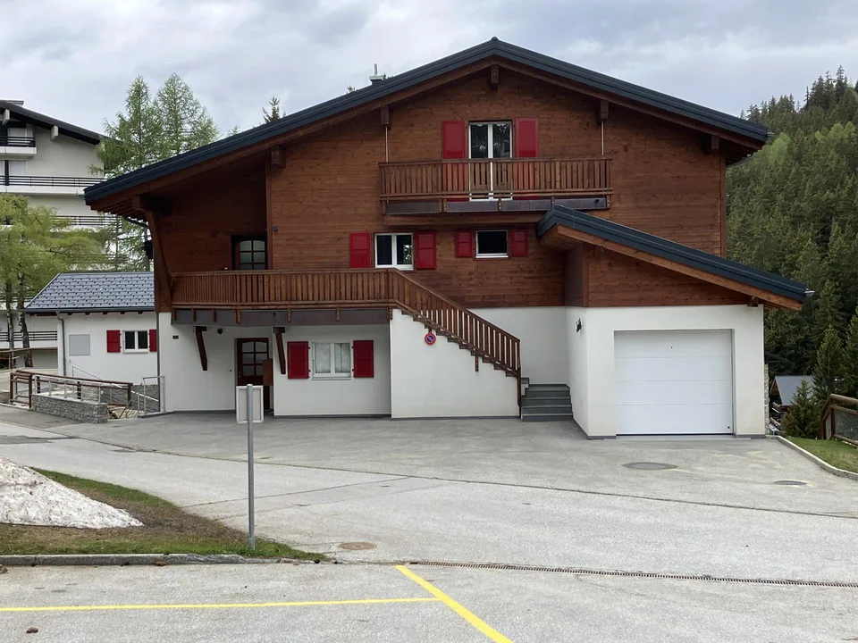 Magnifique Chalet de 15,5 pièces, 3 appartements à Crans-Montana