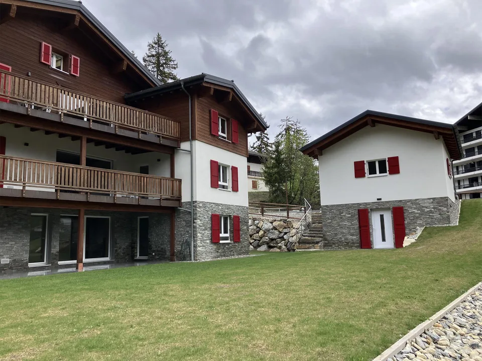 Magnifique Chalet de 15,5 pièces, 3 appartements à Crans-Montana