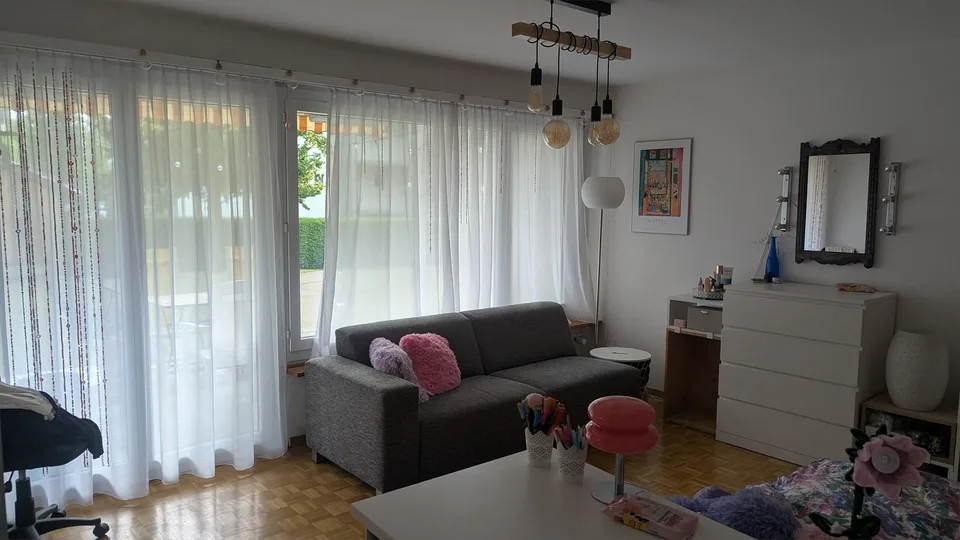 Helle 1-Zimmer Wohnung mit separater Küche und gedecktem Sitzplatz