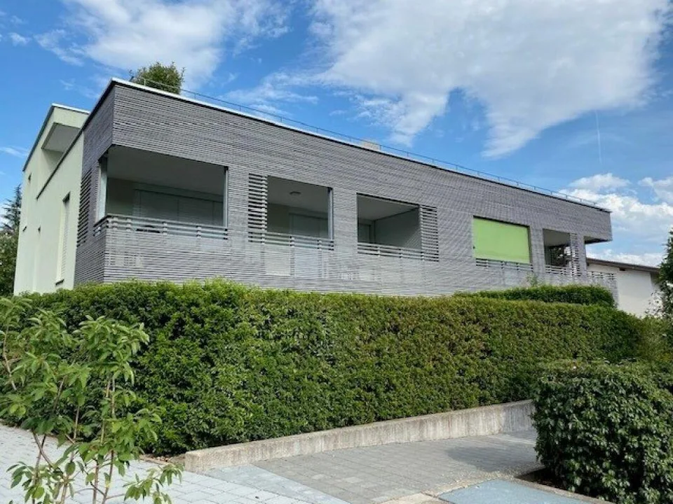MODERNE PARTERREWOHNUNG MIT UMSCHWUNG
