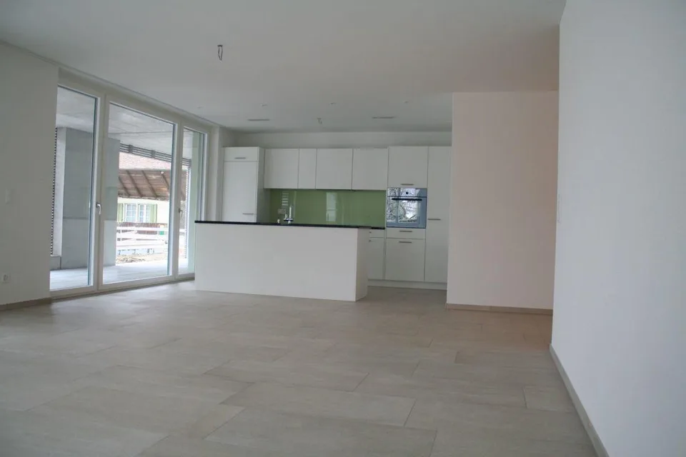 MODERNE PARTERREWOHNUNG MIT UMSCHWUNG