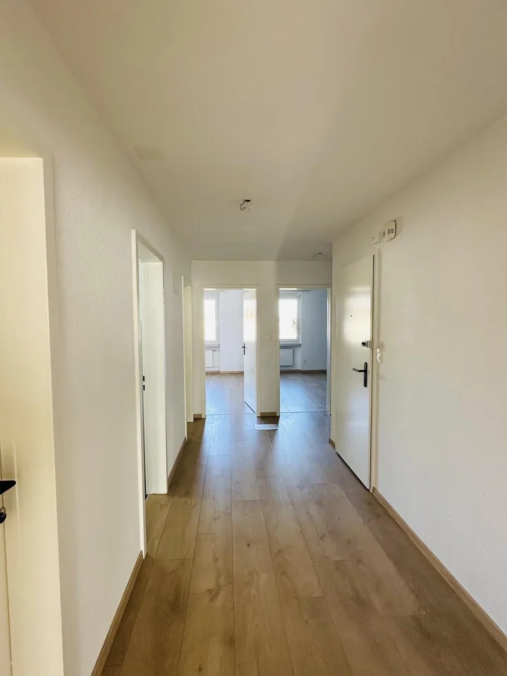 ruhige und helle, 3.5 Zi Whg, inkl. Parkplatz, Balkon, Kellerabteil