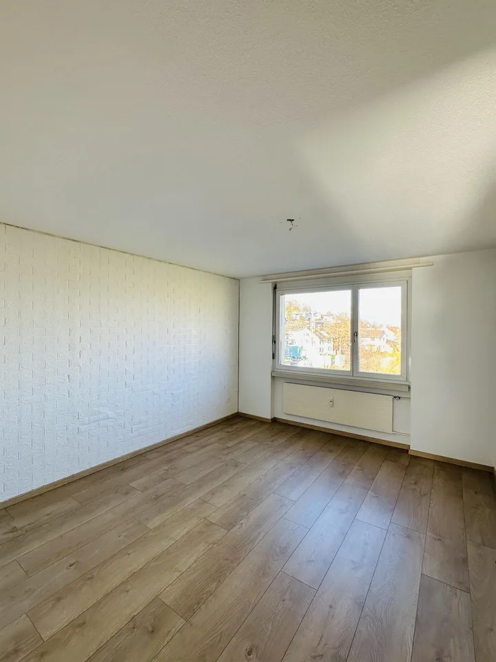 ruhige und helle, 3.5 Zi Whg, inkl. Parkplatz, Balkon, Kellerabteil