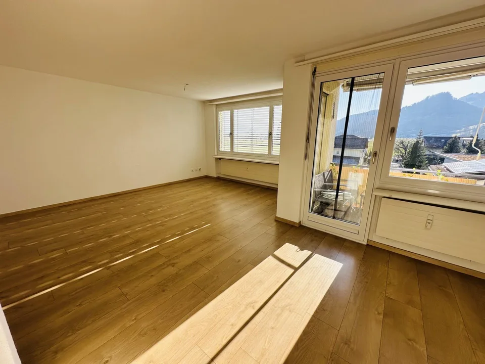 ruhige und helle, 3.5 Zi Whg, inkl. Parkplatz, Balkon, Kellerabteil