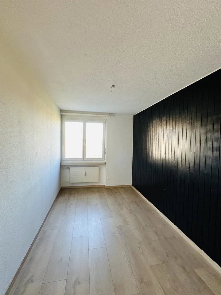 ruhige und helle, 3.5 Zi Whg, inkl. Parkplatz, Balkon, Kellerabteil