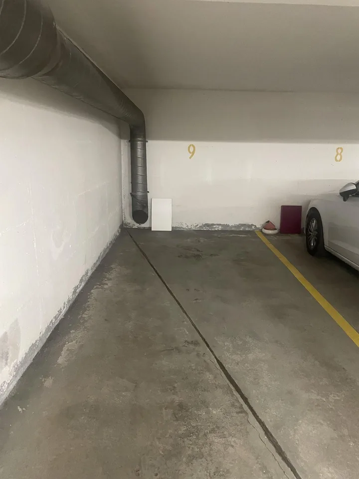 Parkplatz in Tiefgarage mit Funktoröffner