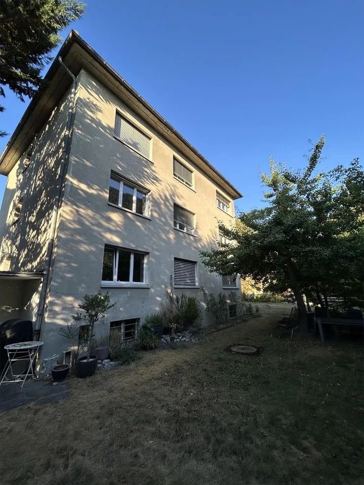 4 Zi-Altbauwng mit kleinem Balkon und grossem Gemeinschaftsgarten