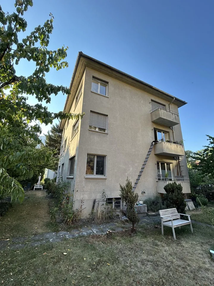 4 Zi-Altbauwng mit kleinem Balkon und grossem Gemeinschaftsgarten