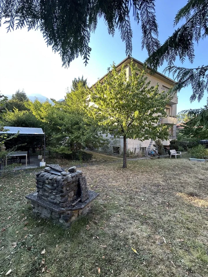 4 Zi-Altbauwng mit kleinem Balkon und grossem Gemeinschaftsgarten