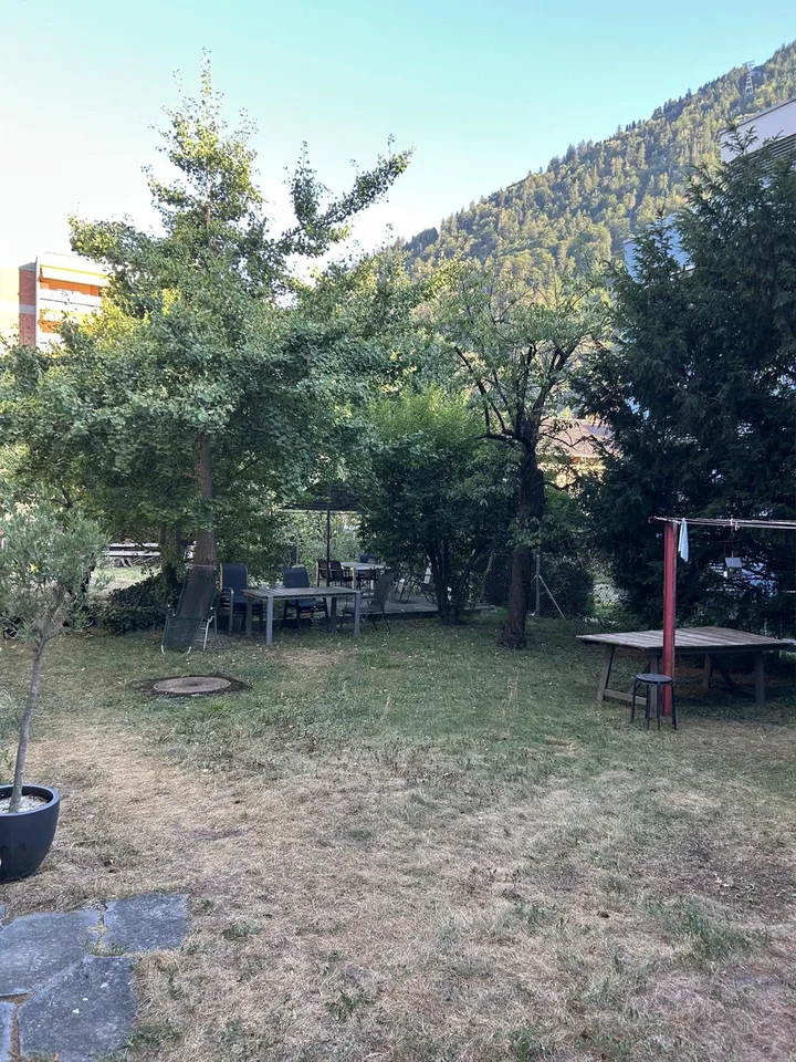 4 Zi-Altbauwng mit kleinem Balkon und grossem Gemeinschaftsgarten