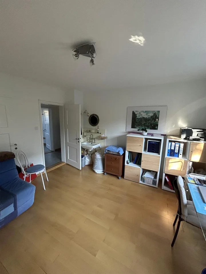 4 Zi-Altbauwng mit kleinem Balkon und grossem Gemeinschaftsgarten