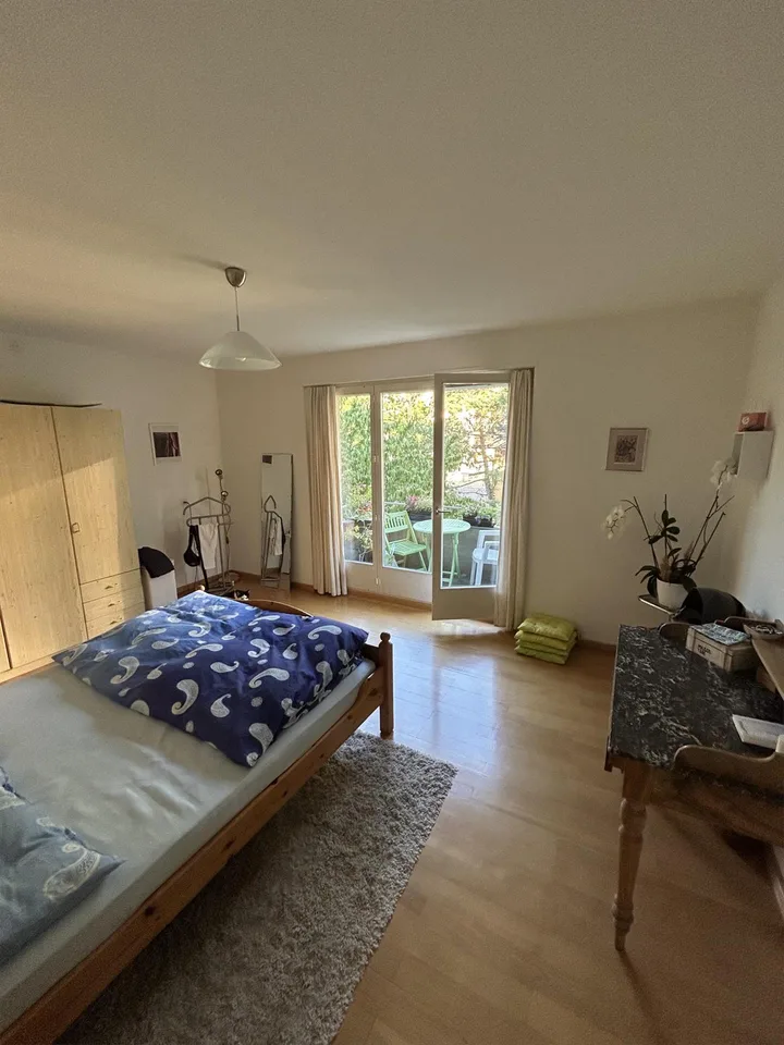 4 Zi-Altbauwng mit kleinem Balkon und grossem Gemeinschaftsgarten