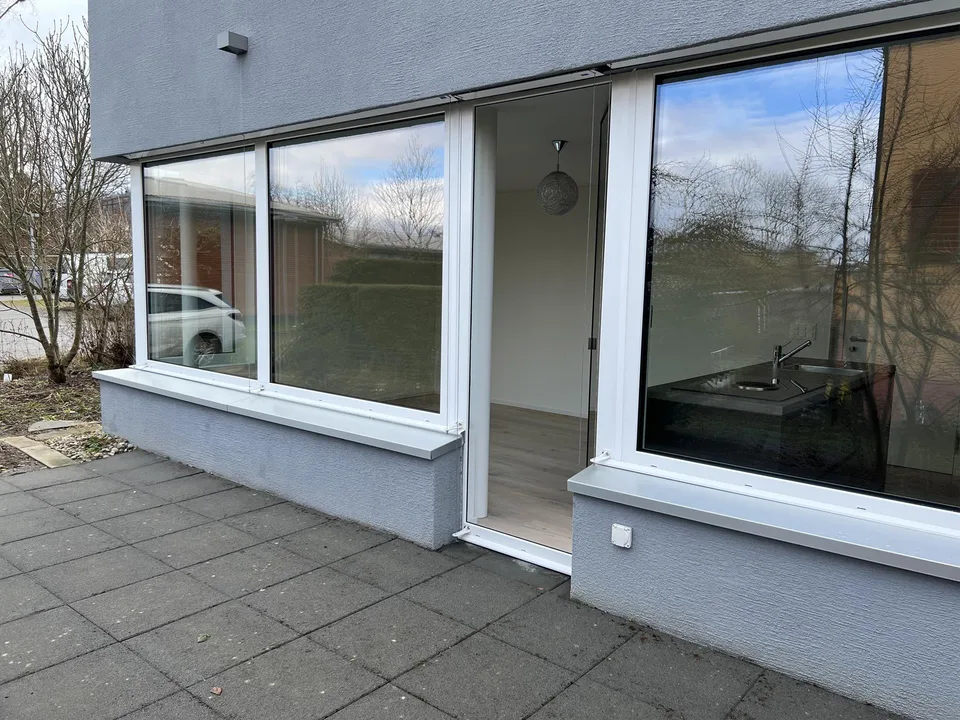 Modernes Wohnen im Grünen mit Gartensitzplatz
