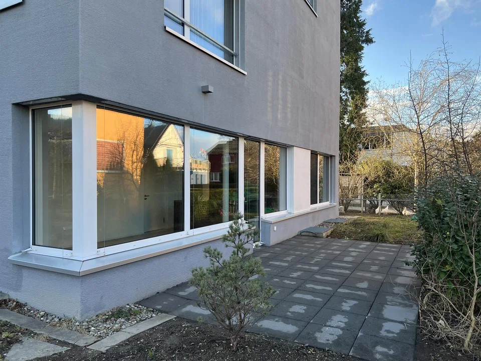 Modernes Wohnen im Grünen mit Gartensitzplatz