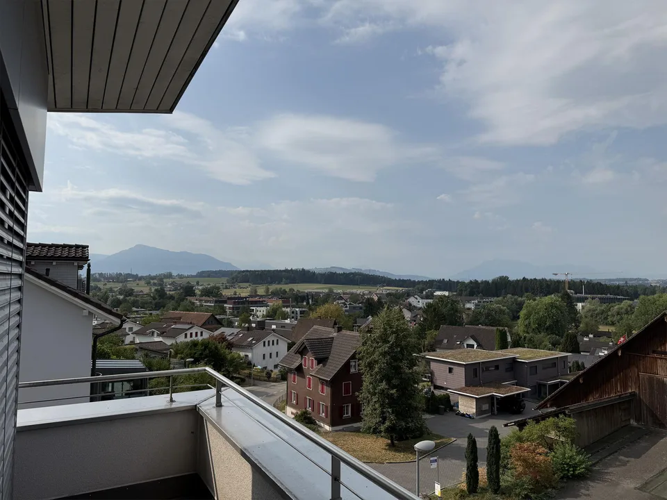 Sonnige 4 1/2 Zimmer Attika Wohnung mit Panorama-Aussicht