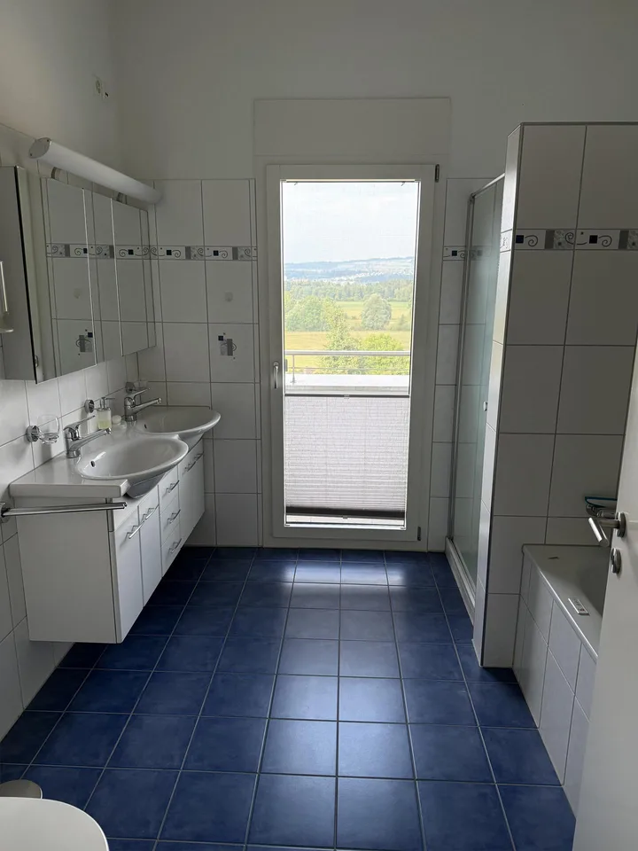 Sonnige 4 1/2 Zimmer Attika Wohnung mit Panorama-Aussicht