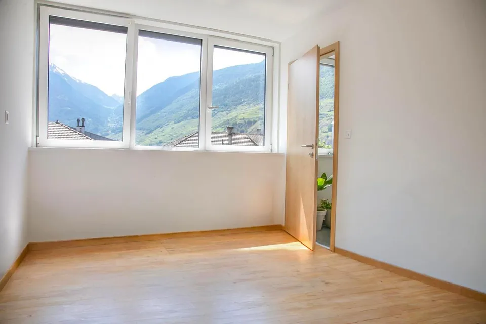 Grand 2,5 pièces refait à neuf + garage-box privé, Martigny Centre