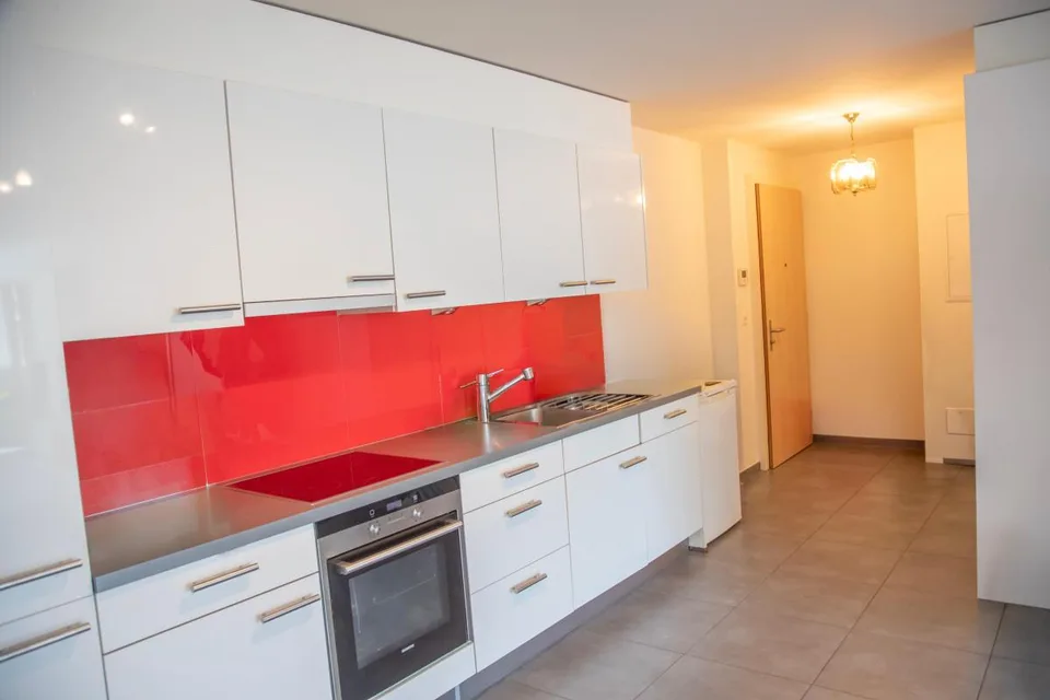 Grand 2,5 pièces refait à neuf + garage-box privé, Martigny Centre